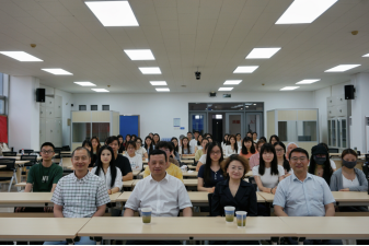 中國(guó)外文局翻譯院院長(zhǎng)黃玉龍到訪(fǎng)人文學(xué)院并作學(xué)術(shù)報(bào)告